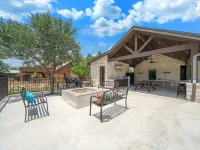 Bella Vida•Sleeps29, No Bunks•HeatedPoolOpt•QuietSubdiv•FREEFrioAccess@ConcanVIP Hotels in Concan