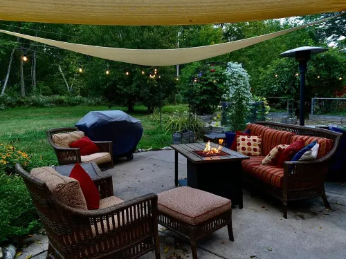 Rustic Charm: Pewaukee Lake Cabin, Sauna & Hot Tub