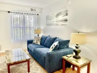 1 BR Walk to Shops, pool & Restaurants, 5 min to Beautiful Beaches! Full Kitchen