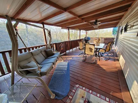 Dale Hollow Lake getaway tucked in the woods, one minute from the lake!