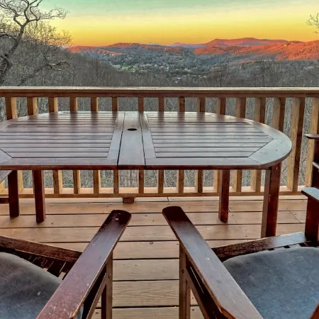 Sky's the Limit -Mountain View, Golf Course, Waterfalls, Game Room. Sleeps 14