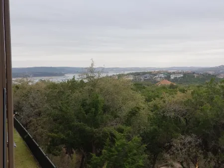 Hollows Hilltop Lake Travis Condo is minutes to Northshore Marina and Lago Vista