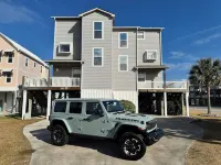 Entire Home with Private pool, 2 Hot Tubs, 1 Block From the Beach, sleeps 21