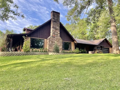 6 Br Log Home in Piney Woods of East TX with Hot Tub and Pond