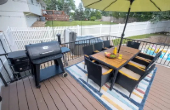 Omaha Oasis! Pool, Hot Tub, Mini Golf, Bar, Games