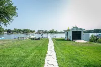 Beautiful Fox River Waterfront House Getaway