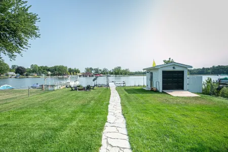 Beautiful Fox River Waterfront House Getaway Отели в г. Мак-Генри