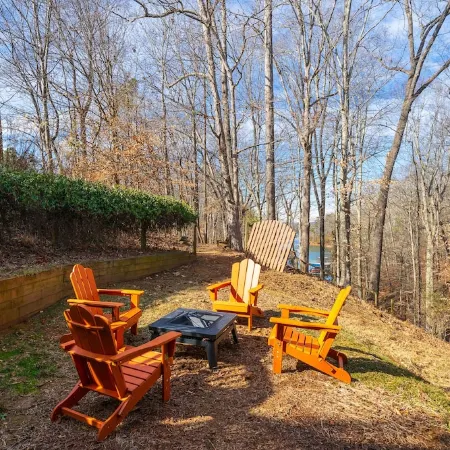 Lake Lanier Retreat + Deep Water Dock + Hot Tub