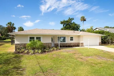 Crystal River Pool Home ~ Waterfront w/Boat Dock, Hot Tub & fenced backyard. Hotels near Withlacoochee Bay Trail. 10201 N Suncoast Blvd Crystal