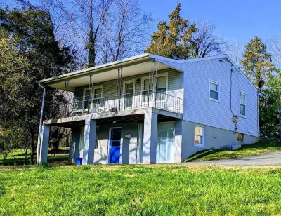 Riverside cottage, minutes from historic Harpers Ferry!  Private river access! Hotels near Harpers Ferry National Historical Park