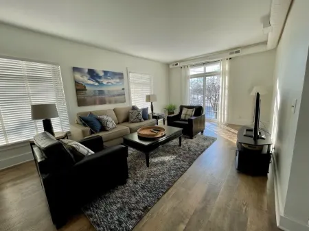 Coastal Dreams -- Roomy 2-Bedroom Apartment Nestled in Downtown Saugatuck Отели в г. Сотак