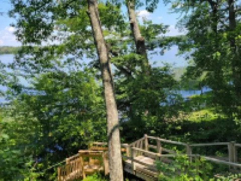 Beautiful lake side cottage 漢普登酒店