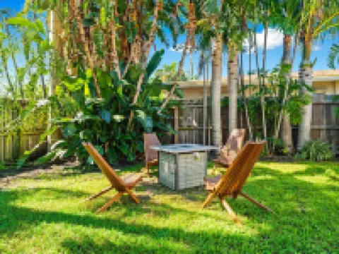 NEW 3Bed by the Beach- Game Room - Pool - Outdoor TV Hotels in Lighthouse Point