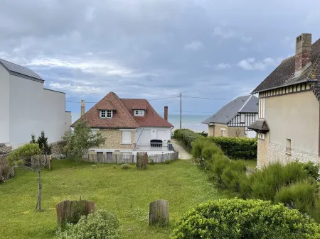 Maison Entièrement Rénovée Située à 50 Mètres de la mer Jardin 4 Chambres 2 SDB