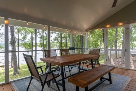 Stylish 3Br Lakefront Home on Kerr Lake