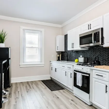 The Downtown Hive:  Sophisticated stay steps from Main St Bethlehem!