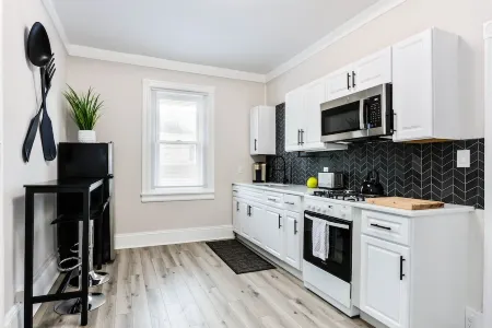 The Downtown Hive:  Sophisticated stay steps from Main St Bethlehem!