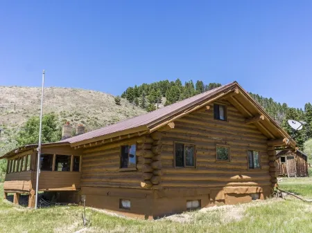 Montana Hideaway on the Madison River