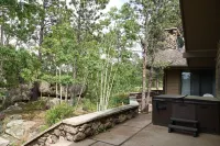 Beautiful, large, private home in Fox Acres- huge patio w/ gorgeous views!