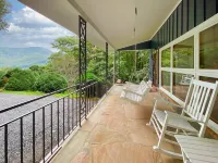 Mountain Dreams Cottage - Peaceful, Charming, Pet Friendly, Creekside and Views!