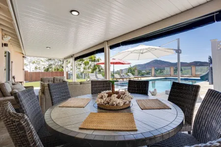 Fletcher Hills luxury, Sunset View, 4 BR, Saltwater Pool and Spa