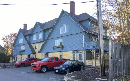 Bar Harbor Small 1BR Condo: All You Need for your Getaway. Ideal Location! Отели рядом с достопримечательностью «Библиотека Джесап Мемориал»