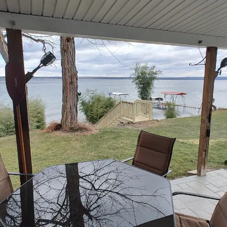Cozy All Season Bungalow right on the Lake  wine and brewery trail.