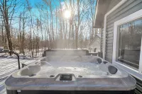 Charming /Lake/Kayak/Firepit/Hot Tub/Pets