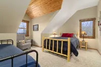 Private Retreat on 33 Acres with 1400 ft Lakeshore - Gym