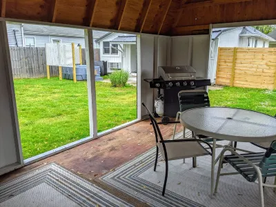 Relaxing 2 bedroom cottage w/ hot tub and air hockey/ping pong table