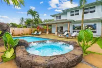 Private pool and jacuzzi oasis; walk to the beach, golf, restaurants, shopping