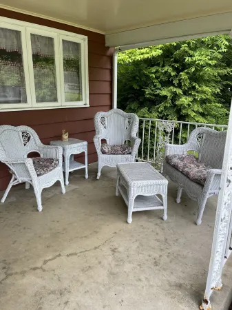 CREEKSIDE  COTTAGE WITH WATER ACCESS, LARGE LOT WITH CAMPFIRES AND LOTS OF CHARM