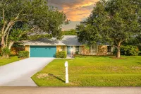 Poolside Golf Paradise: 2 King Bdrms: Beaches 15 Min: Game Room: Tee, Sun & Fun