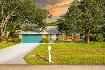 Poolside Golf Paradise: 2 King Bdrms: Beaches 15 Min: Game Room: Tee, Sun & Fun