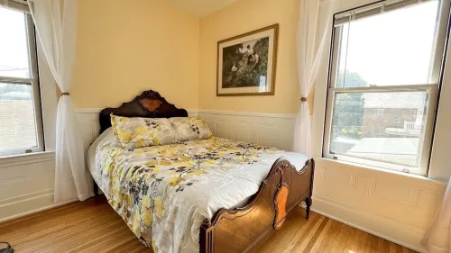 The Antique Reno is walking distance to the Falls and in a historic area.