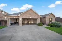 Hot Tub Getaway - 5 Mins to Kalahari – Roomy, Relaxing, Ready for Longer Visits