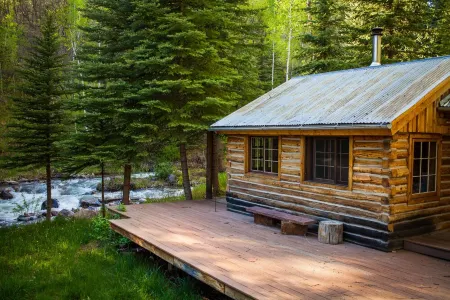 Scenic Creekside Pet Friendly Ranch House with 5 Cabins and Sauna. Отели в г. Гарфилд