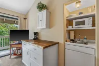 Studio with AC, lanai, and mountain views. Steps from the ocean with beach gear!