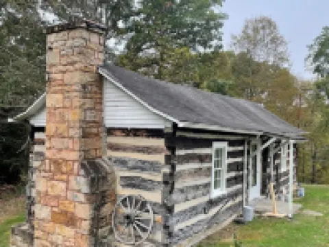 Rustic Cabin minutes from New River Gorge National Park and downtown Oak Hill. Hotels in Plateau