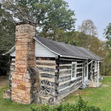 Rustic Cabin minutes from New River Gorge National Park and downtown Oak Hill.
