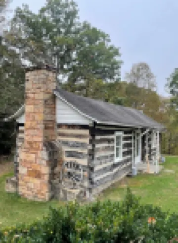 Rustic Cabin minutes from New River Gorge National Park and downtown Oak Hill.