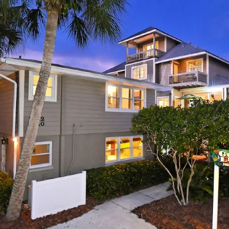 Elegant 2 Br + Den / Heated Pool / Steps to Siesta Beach