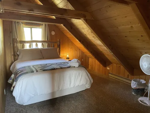 Cozy cabin w/hot tub--- 30 miles from Yellowstone!