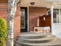 Luxury 4 bd/3ba Family Home near Ocean, Airport,  & Seattle XL yard w/sportcourt Hotéis em Burien