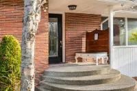 Luxury 4 bd/3ba Family Home near Ocean, Airport,  & Seattle XL yard w/sportcourt