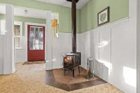 2nd St Lodge: Salt Water Spa, Steps to River & DT Bend