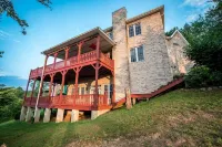 Hot tub/sauna with mountain views minutes from downtown Hotels in der Nähe von Lake Powhatan Recreation Area & Campground