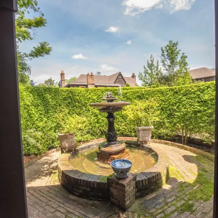 Charming and Historic Holly Cottage Carriage House in Downtown Tyler