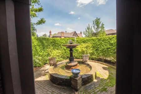 Charming and Historic Holly Cottage Carriage House in Downtown Tyler Отели в г. Тилер