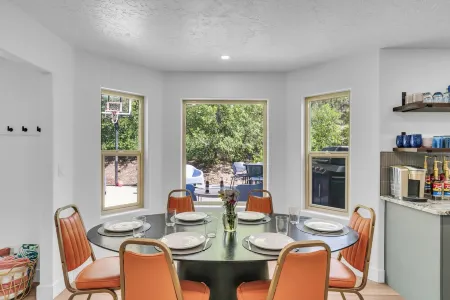 Zion Luxe Family Escape: HotTub, Games, Sleeps 14